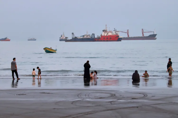 Investors prosper, consumers pay as the Iran war exacts an uneven economic toll 6 months in